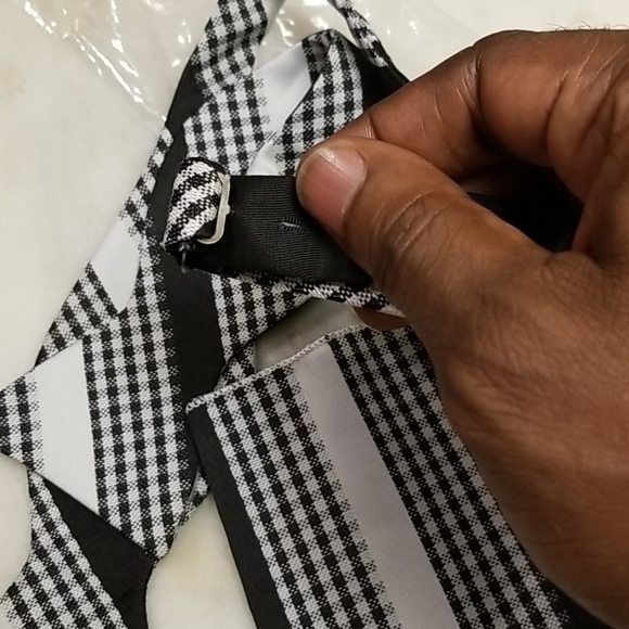 Silk bowtie and matching pocket square - Picture 2 of 3